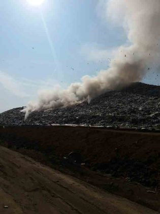 foc groapa gunoi (2) Incendiu în apropiere de CET: arde groapa de gunoi