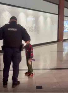 [VIDEO] Copil de 6 ani a plecat singur la mall ca să joace la aparate: jandarmii l-au găsit și l-au dus acasă