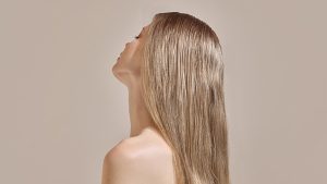 Woman,With,Long,Smooth,Blonde,Hair,Posing,In,Profile,On Beneficiile uleiului Difeel pentru sănătatea părului
