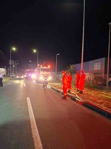 [VIDEO] Incendiu în Micălaca: arde un service auto