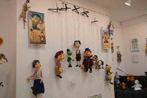 parada vedetelor Descoperiți magia marionetelor: Tur ghidat în expoziția „Parada vedetelor din lumea marionetelor”